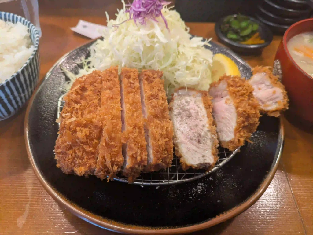 とん汁と玄米の店 檍食堂　とんかつ定食　断面