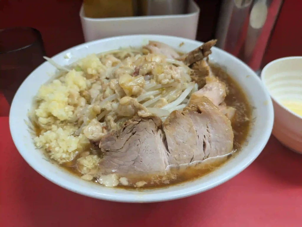 ラーメン二郎　上野毛店　2025年9月後半　小豚　ニンニク多め、アブラ、カラメ