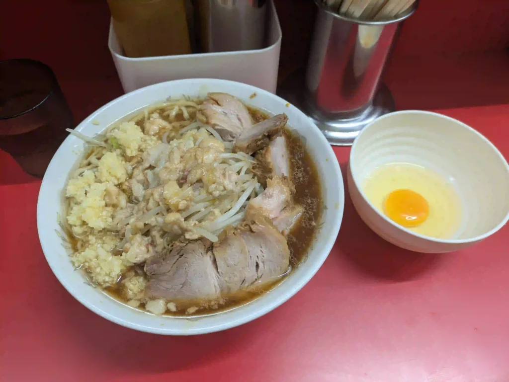 ラーメン二郎　上野毛店　2025年9月後半　小豚　ニンニク多め、アブラ、カラメ　生卵