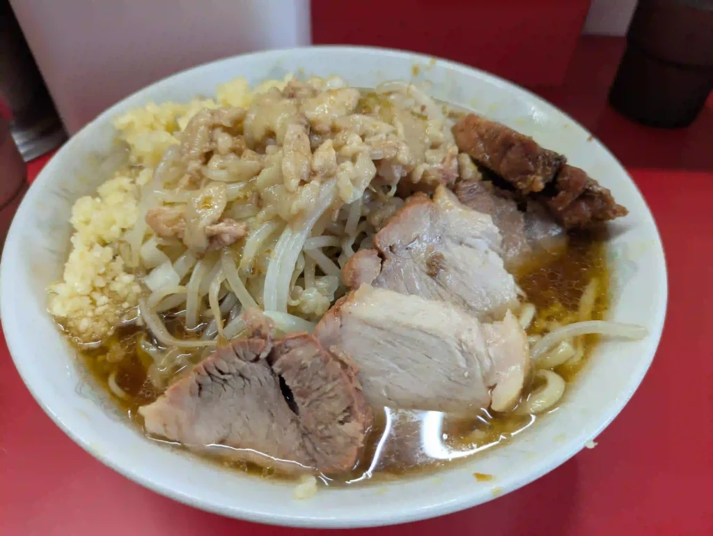 ラーメン二郎　上野毛店　2025年8月後半　小豚　ニンニク多め、アブラ、カラメ