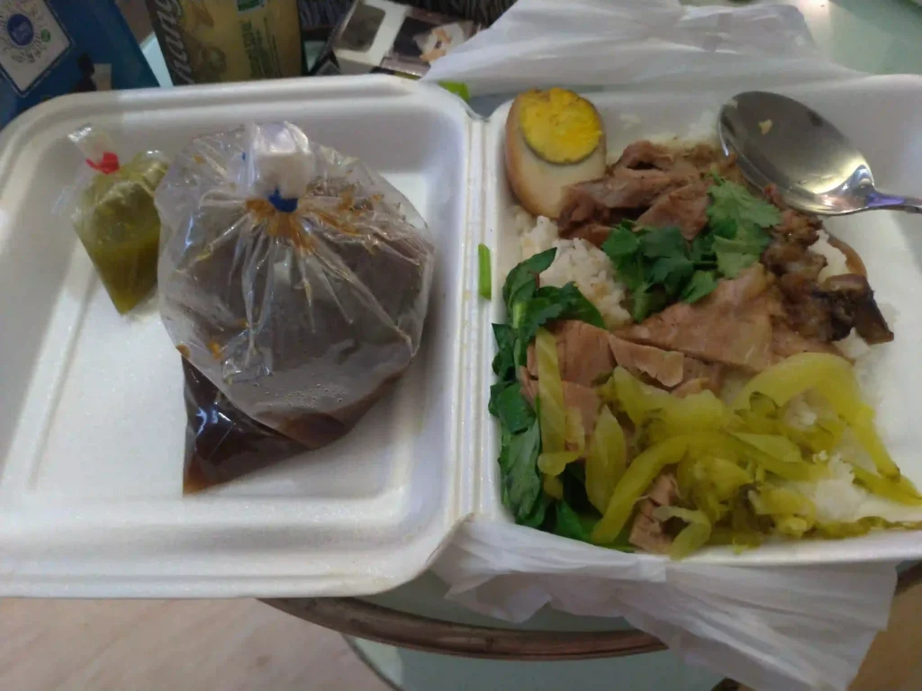 ワットチャイモンコン前のカオカームー持ち帰り